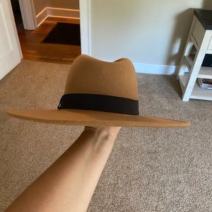 Women’s flat brim hat. Adjustable band. Wool